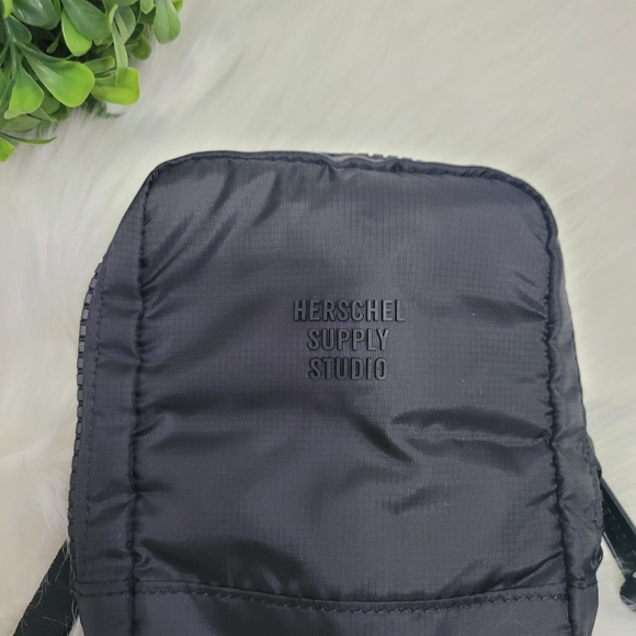 HS8 Crossbody | Studio - Picture 3 of 11